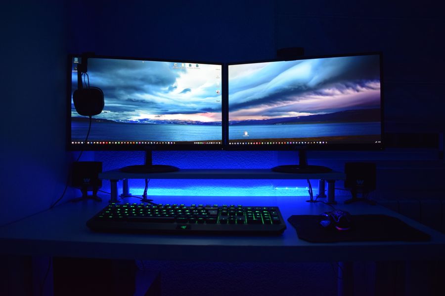 Setup de juego con monitores duales