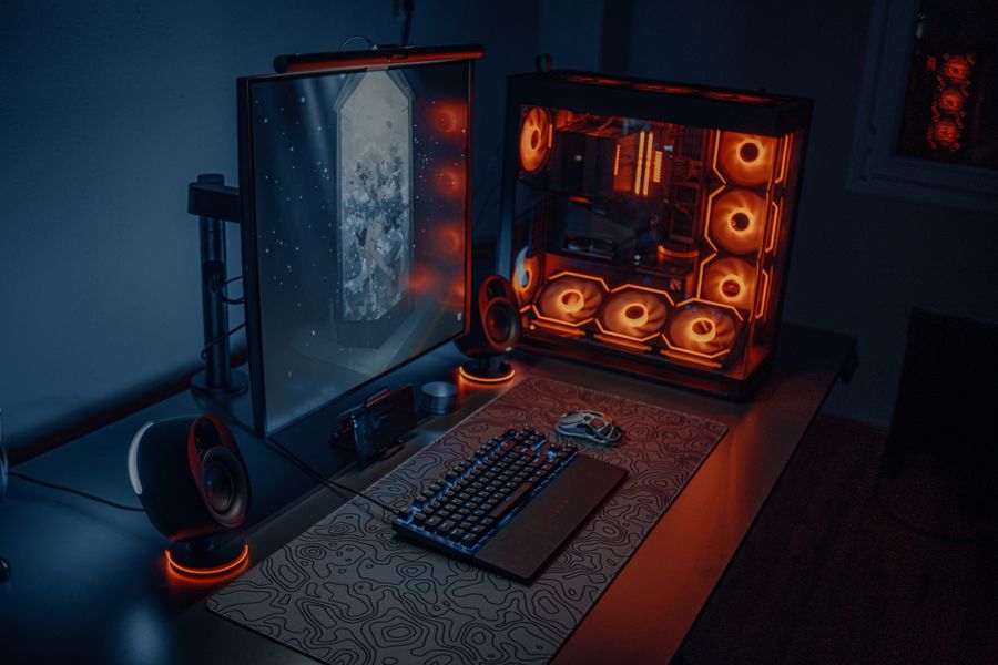 escritorio gaming monitor rgb 2 Escritorio gaming con PC y monitor RGB