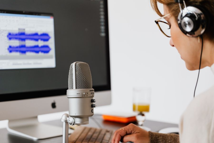 Micrófono y auriculares para grabación online